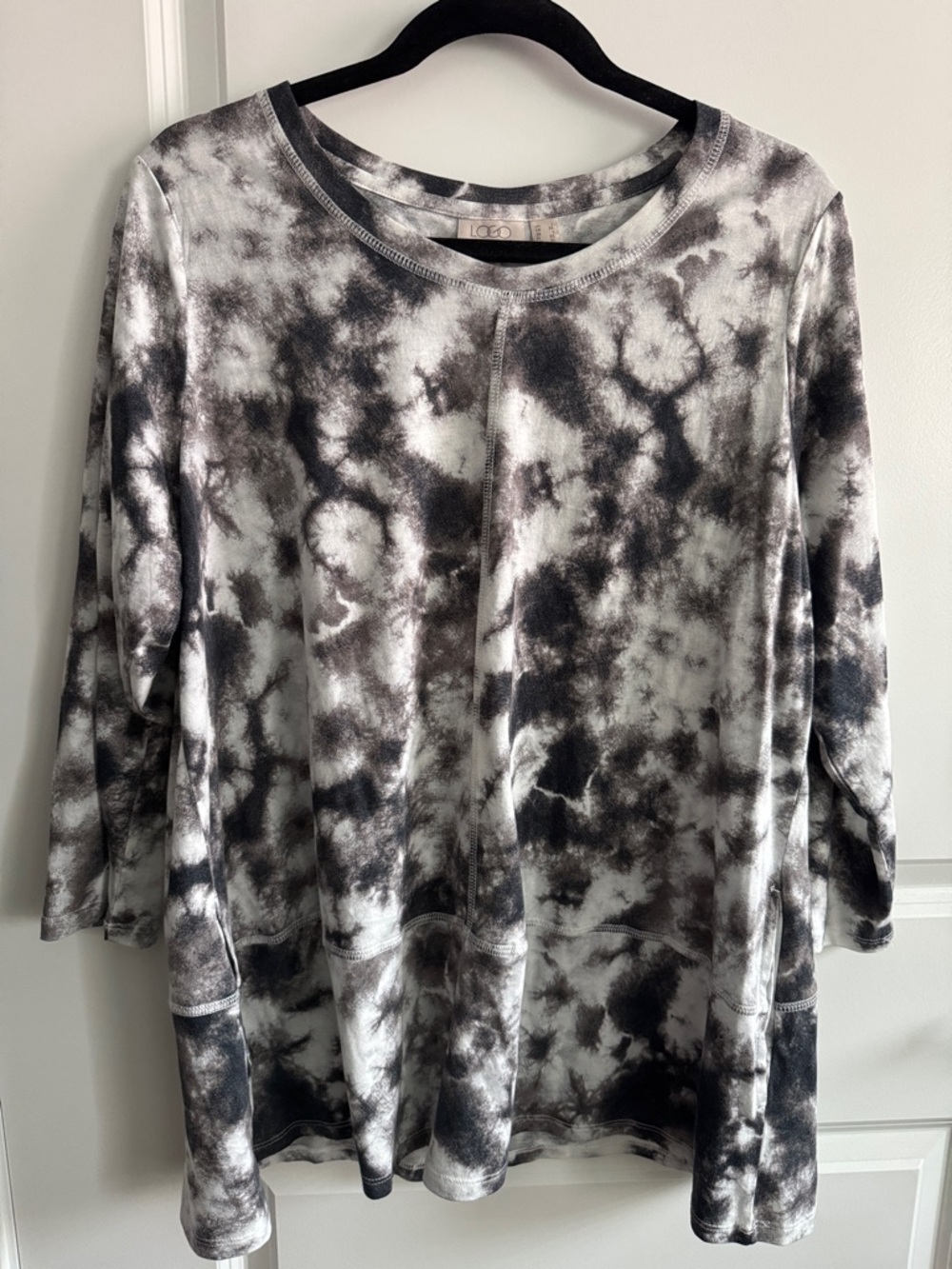 LOGO by Lori Goldstein Black and White Tie-Dye 3/4 sleeve cotton top. Pockets. L